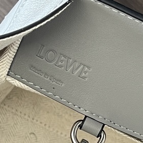 Loewe Мягкая кожа бычка. Компактная с