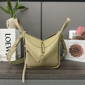 Loewe Сумка Hammock из атласной теляч