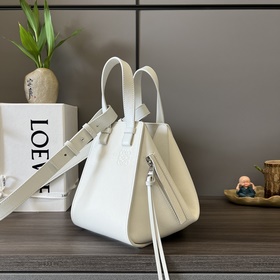 Loewe Мягкая зернистая телячья кожа.