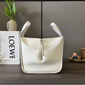 Loewe Мягкая зернистая телячья кожа. 
