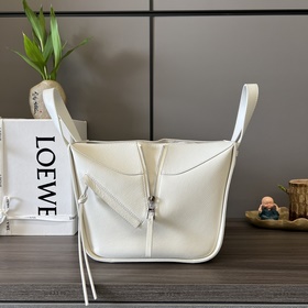 Loewe Мягкая зернистая телячья кожа. 