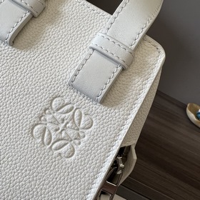 Loewe Мягкая зернистая телячья кожа. 