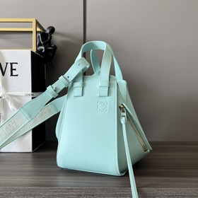 Loewe Сумка Hammock из атласной теляч