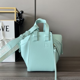 Loewe Сумка Hammock из атласной теляч