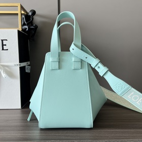 Loewe Сумка Hammock из атласной теляч