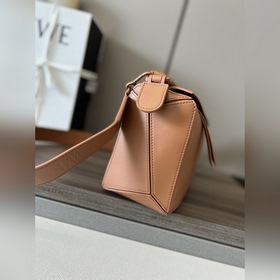 Loewe  Сумка Puzzle из атласной теляч
