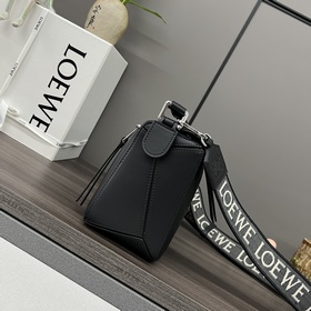 Loewe  Сумка Puzzle из атласной кожи 