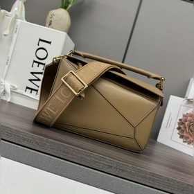 Loewe  Сумка Puzzle из атласной кожи