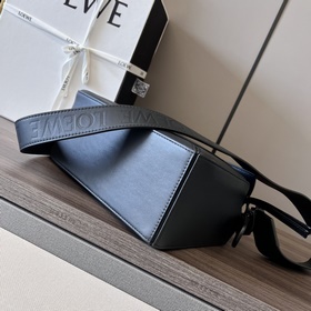 Сумка Loewe Puzzle из атласной телячье