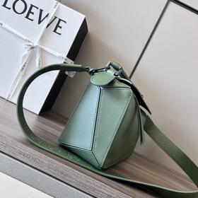 Сумка Loewe Puzzle из атласной телячье
