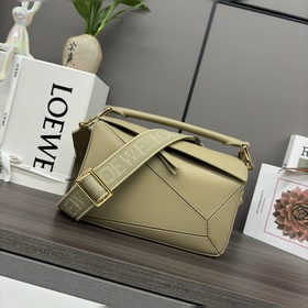 Loewe  Сумка Puzzle из атласной кожи