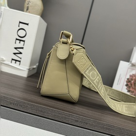 Loewe  Сумка Puzzle из атласной кожи 
