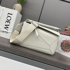 Loewe  Сумка Puzzle из атласной кожи