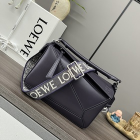 Loewe  Сумка Puzzle из атласной кожи