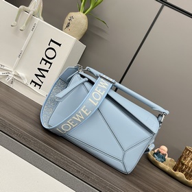 Loewe  Сумка Puzzle из атласной кожи