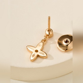 202670 Сердце покорившие серьги LV из 