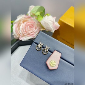 ]L7883 Серьги-гвоздики LV с одиночным 