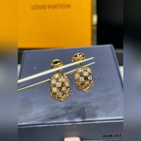 Сережки L7881 LV в клетку отличаются л