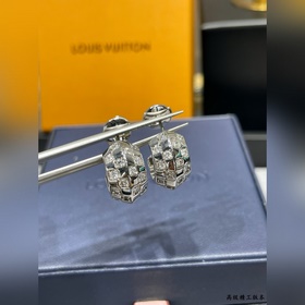 Сережки L7881 LV в клетку отличаются л