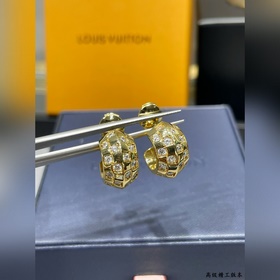 Сережки L7881 LV в клетку отличаются л