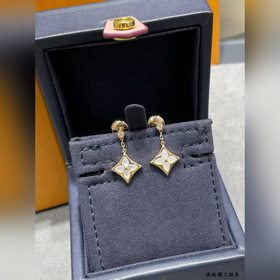 Серьги LV из перламутра с покрытием из