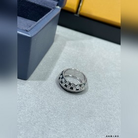 Кольцо L2110 LV с широким узором «шахм