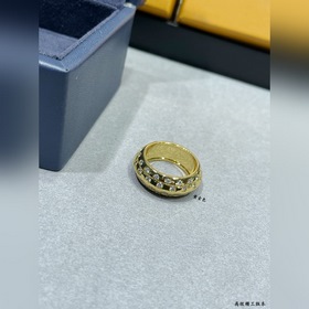 Кольцо L2110 LV с широким узором «шахм