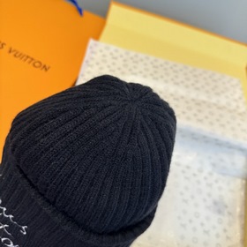 Новая модель шапки с ушами от Lv Louis