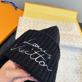 Новая модель шапки с ушами от Lv Louis
