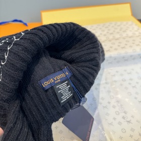 Новая модель шапки с ушами от Lv Louis