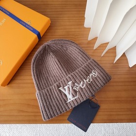 LV Louis Vuitton： новые вязаные шапки 