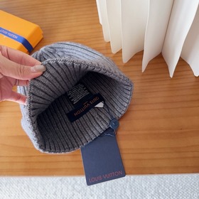 LV Louis Vuitton： новые вязаные шапки 