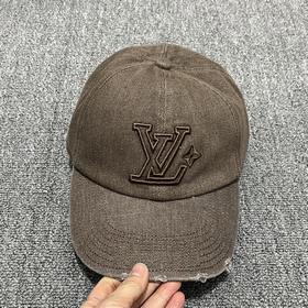 Бейсболка Louis Vuitton из официальног