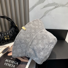 На официальном сайте LV Louis Vuitton 