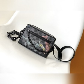 N45278. Эта сумочка Mini Soft Trunk, и