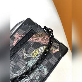 N45278. Эта сумочка Mini Soft Trunk, и