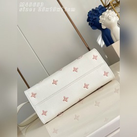 Топ-модель из оригинальной коллекции 