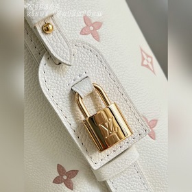 Топ-модель из оригинальной коллекции 