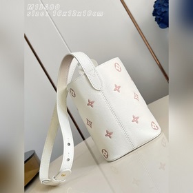 Топ-модель из оригинальной коллекции 
