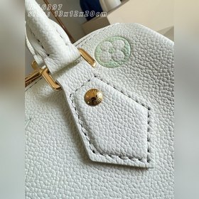 Топ-модель из оригинальной коллекции 