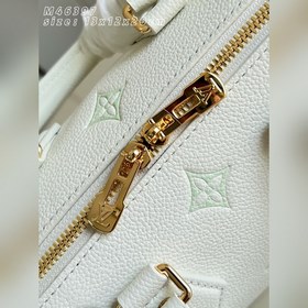 Топ-модель из оригинальной коллекции 