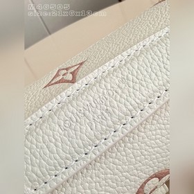 Топ-модель из оригинальной коллекции 