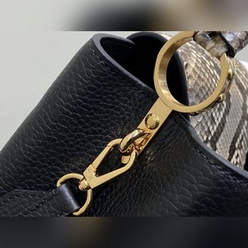 M95509 Черная сумка Capucines BB из ко