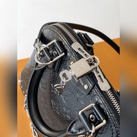Эта сумка Alma BB, изготовленная по о
