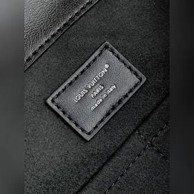 Эта сумка среднего размера «Off Duty»