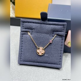 Колье LV из перламутра в форме круга и