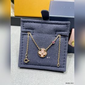 Колье LV из перламутра в форме круга и
