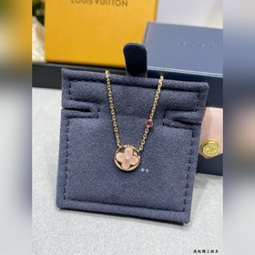 Колье LV из перламутра в форме круга и