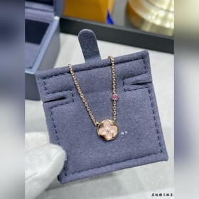 Колье LV из перламутра в форме круга и