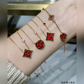 Красный рождественский кулон из перлам